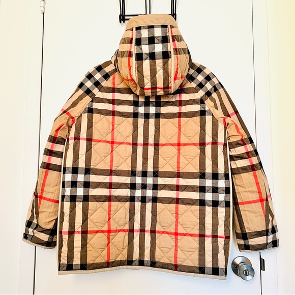 Burberry Quilted Parka
In a pristine condition - Picture 4 of 10